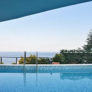 In Ziza, Rooftop Swimming Pool Apartman